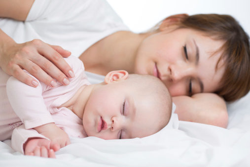 babies-should-sleep-with-mom