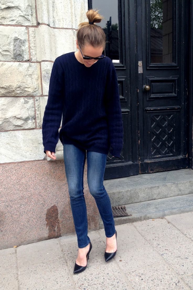 skinny-jeans-and-black-sweater