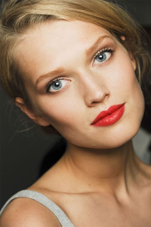natural-makeup-and-red-lips