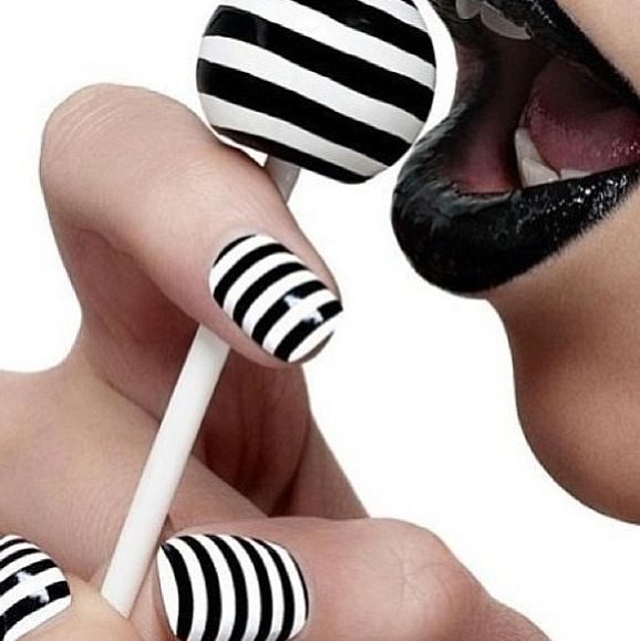 simple-black-and-white-stripes-nail-art