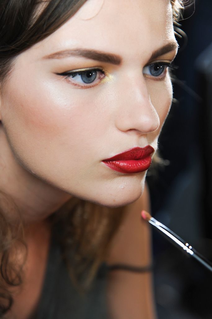 simple-makeup-and-red-lips