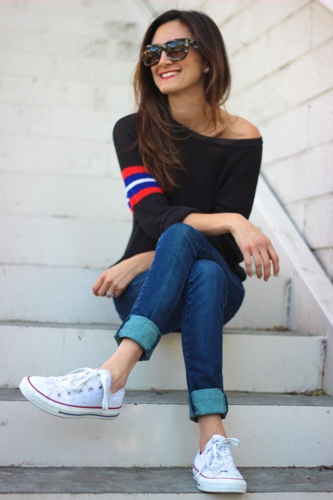 sneakers-and-cuffed-jeans