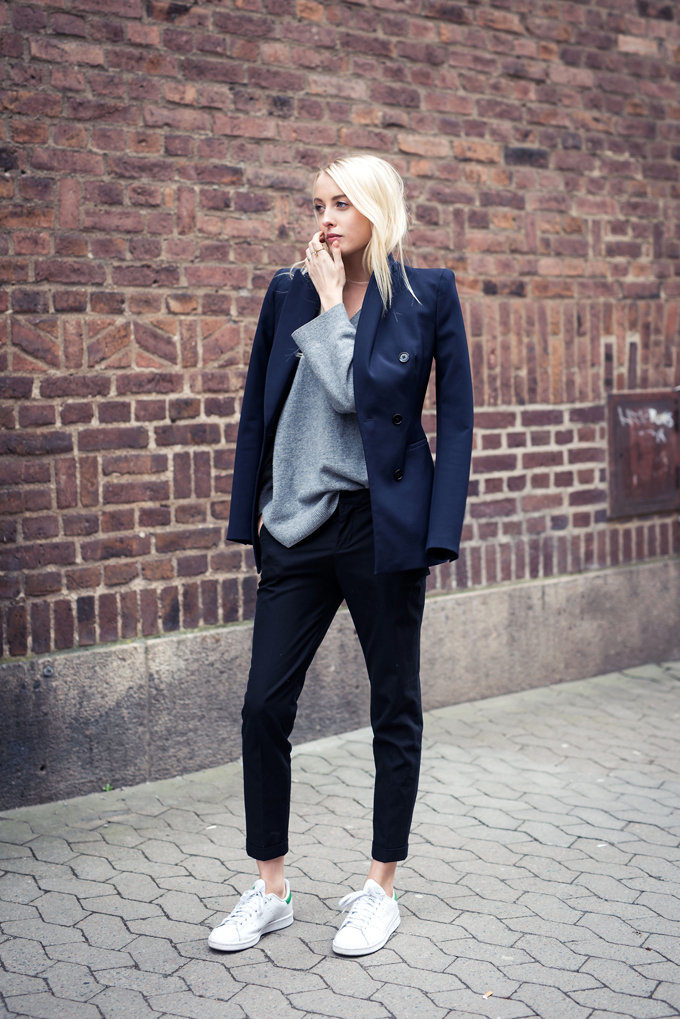 white-sneakers-and-navy-blazer-outfit