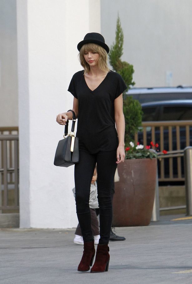 basic-black-outfit-taylor-swift
