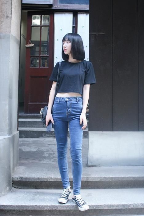 crop-top-and-highwaisted-jeans