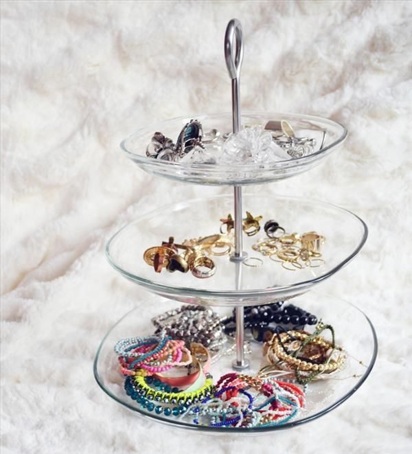 dainty-jewelry-on-cupcake-stand