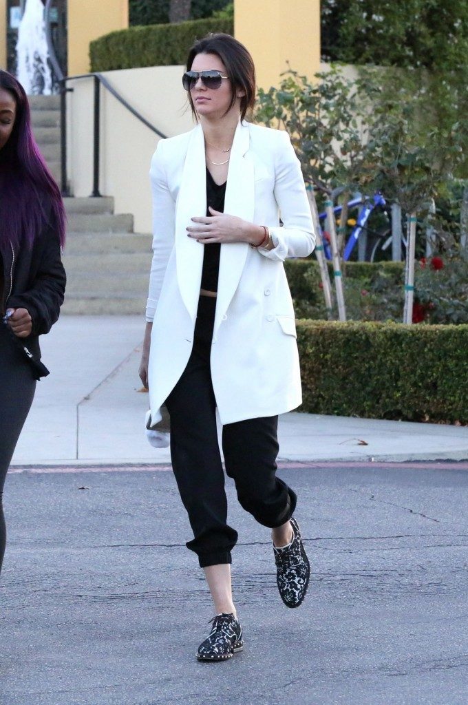 boyfriend-suit-jacket-under-all-black-outfit-kendall-jenner-680x1024-1