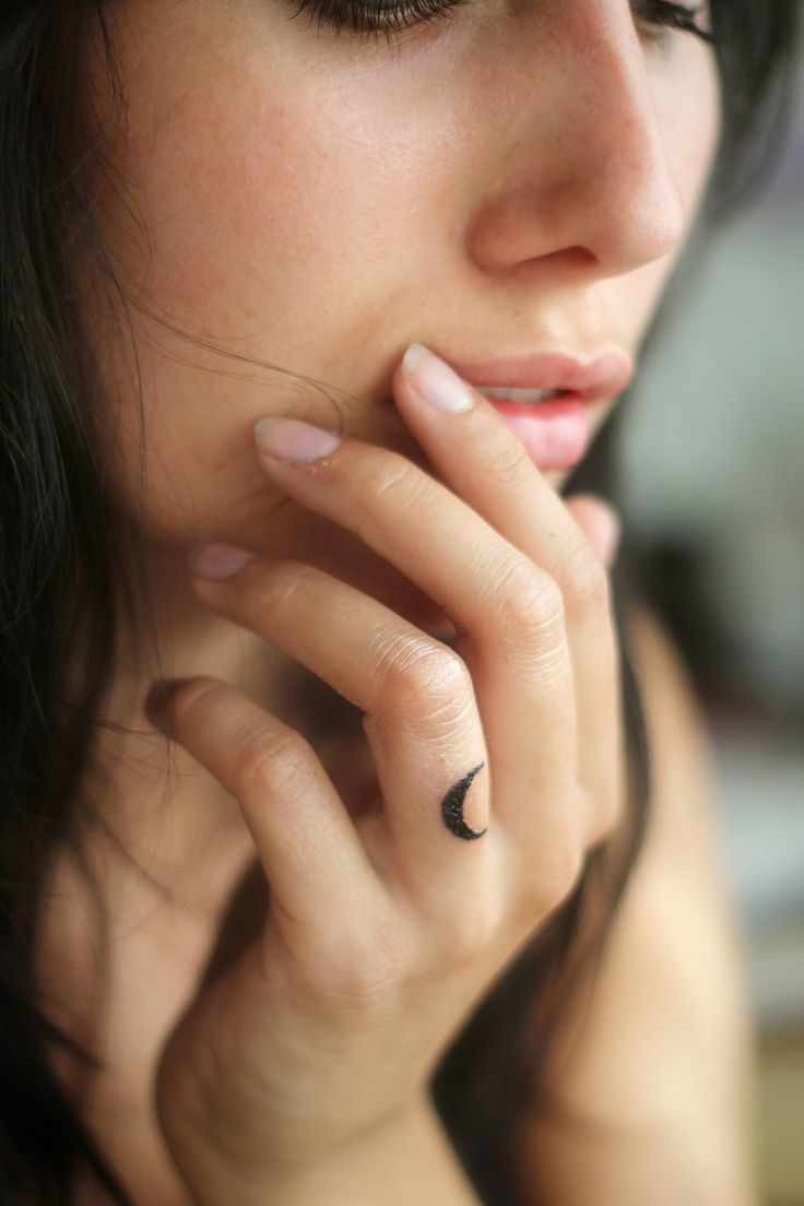 crescent-moon-ring-finger-tattoo