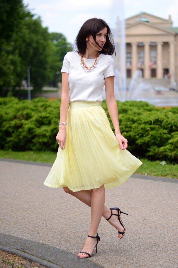 light-yellow-pleated-skirt