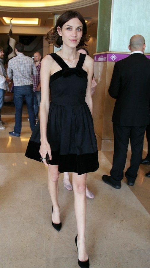 midi-navy-dress-and-black-heels