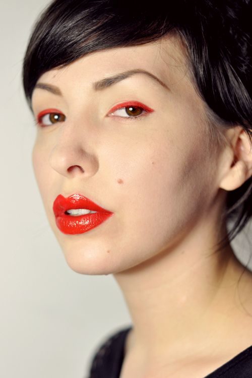 red-eyeliner-and-lips