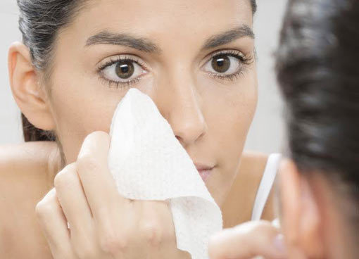 using-face-wipes-to-freshen-up