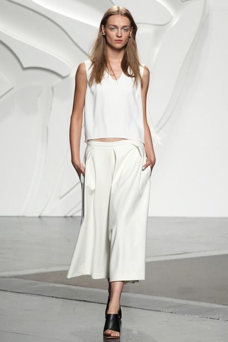 white-monochromatic-outfit-with-culottes