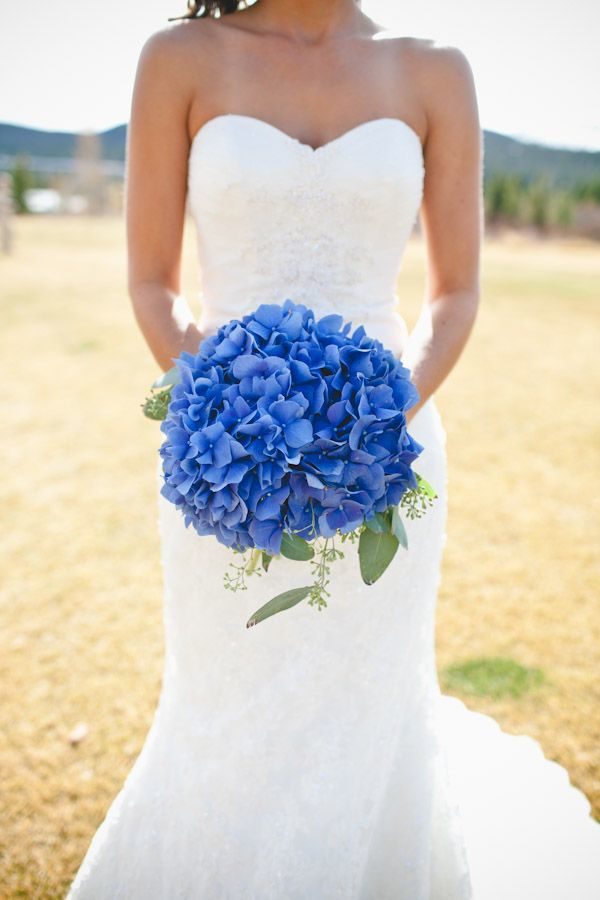 blue-hydrangeas-bouquet